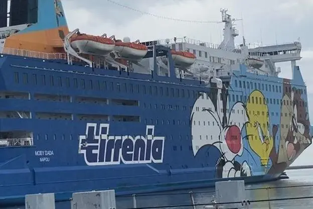 Una nave Tirrenia (archivio L'Unione Sarda)