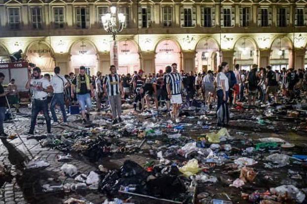 Tragedia di Piazza San Carlo, una rapina con spray urticante scatenò il panico?