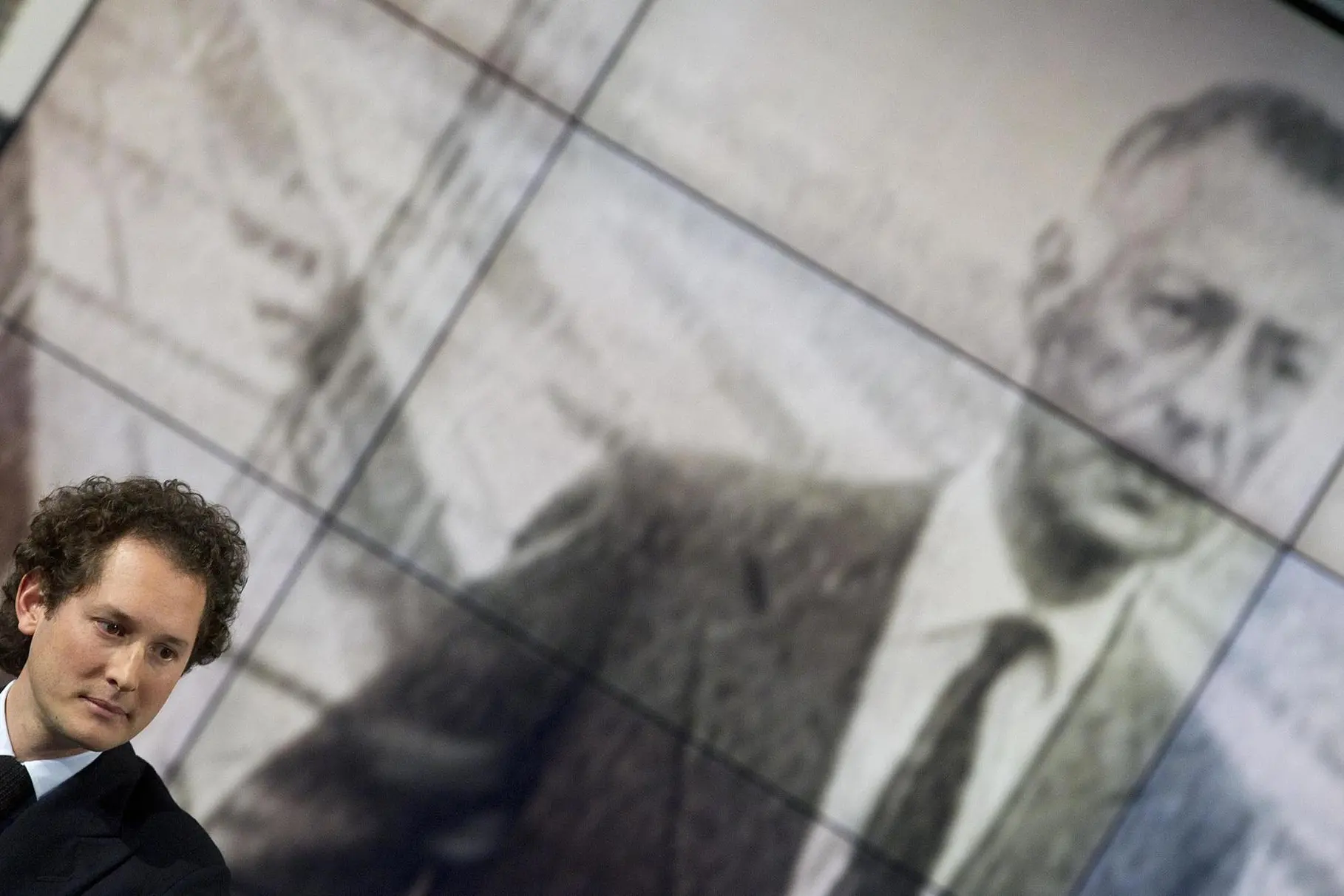 John Elkann, alle spalle Gianni Agnelli (Ansa)