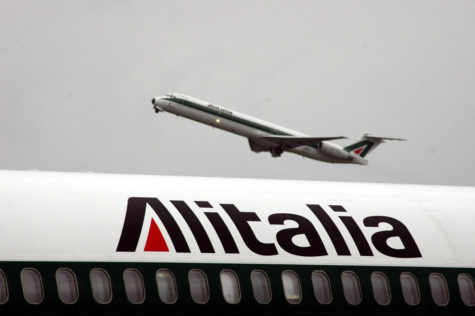 Un velivolo Alitalia in decollo (archivio)