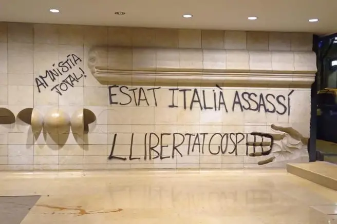 Le scritte (foto Twitter)