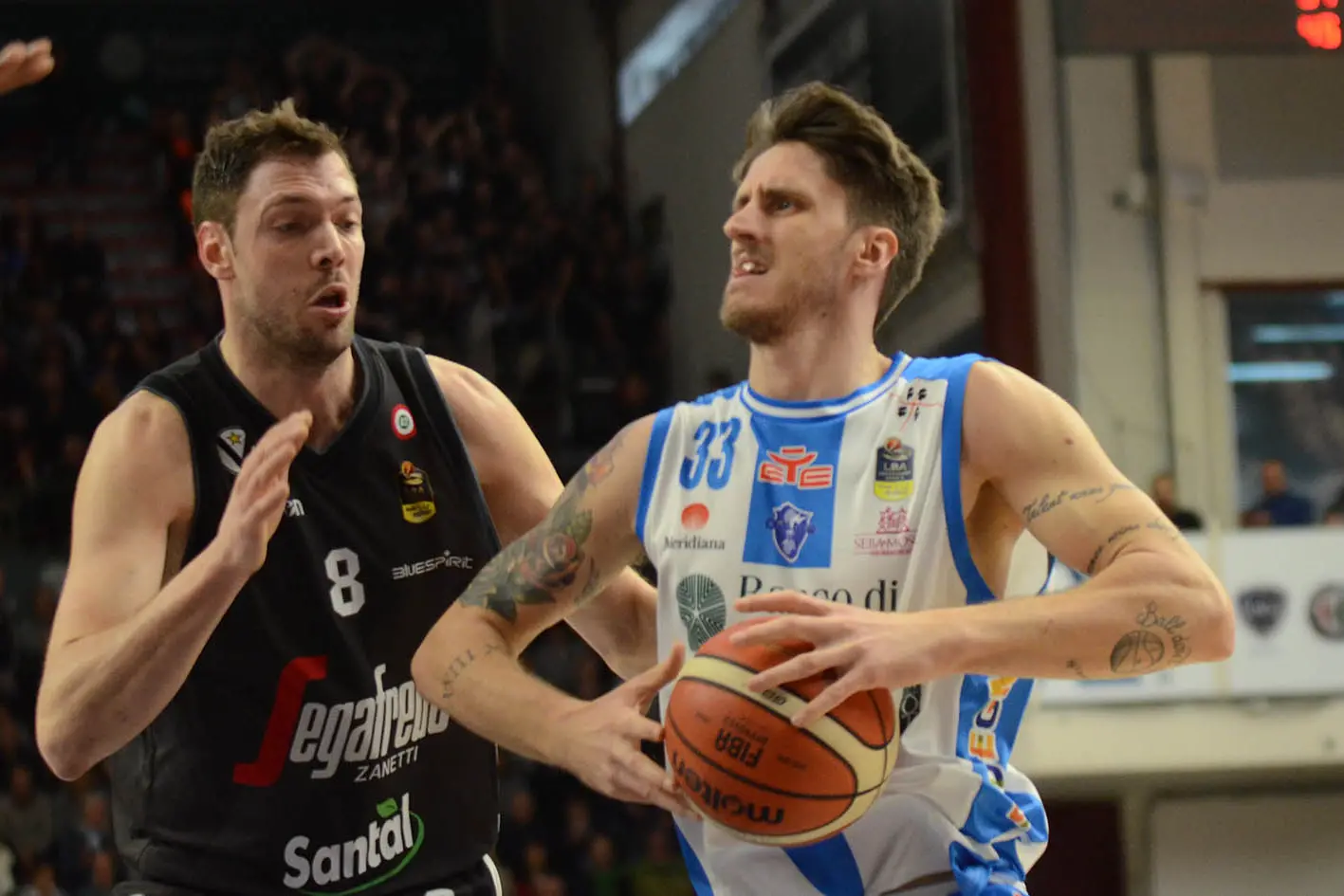 Polonara della Dinamo contro Bologna