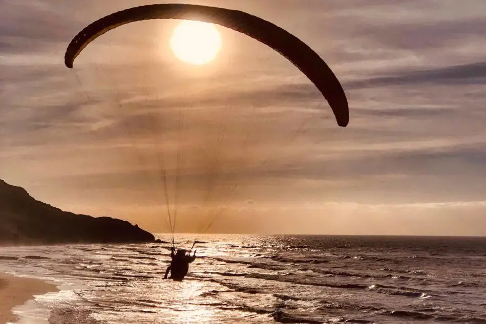 Parapendio sulla spiaggia di Scivu, le splendide immagini scattate da Pierluigi Vargiu