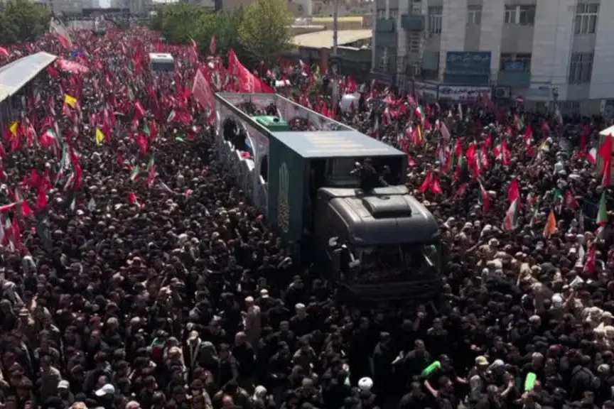 Iran, una marea umana al corteo funebre per Khamenei: "Vendetta"