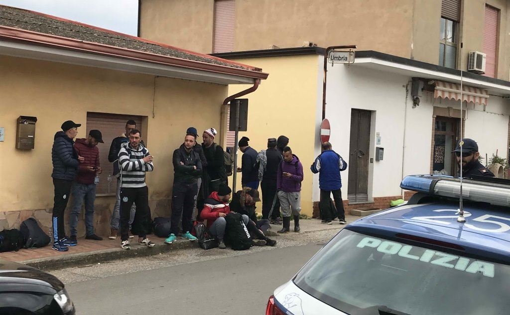 Un gruppo di migranti arrivati in paese a Sant’anna Arresi (foto Fabio Murru)