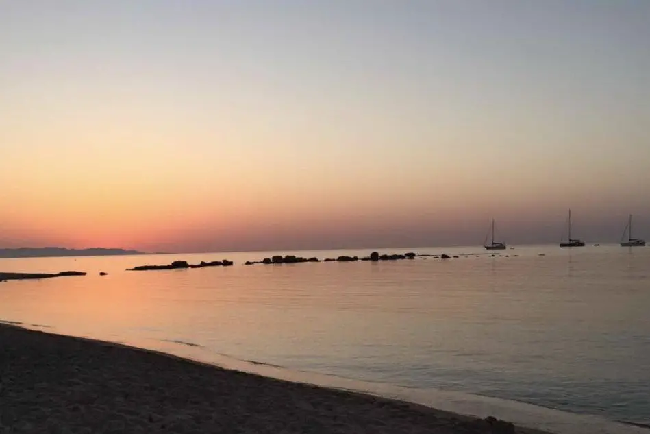 L'alba sulla spiaggia di Nora (foto Murgana)