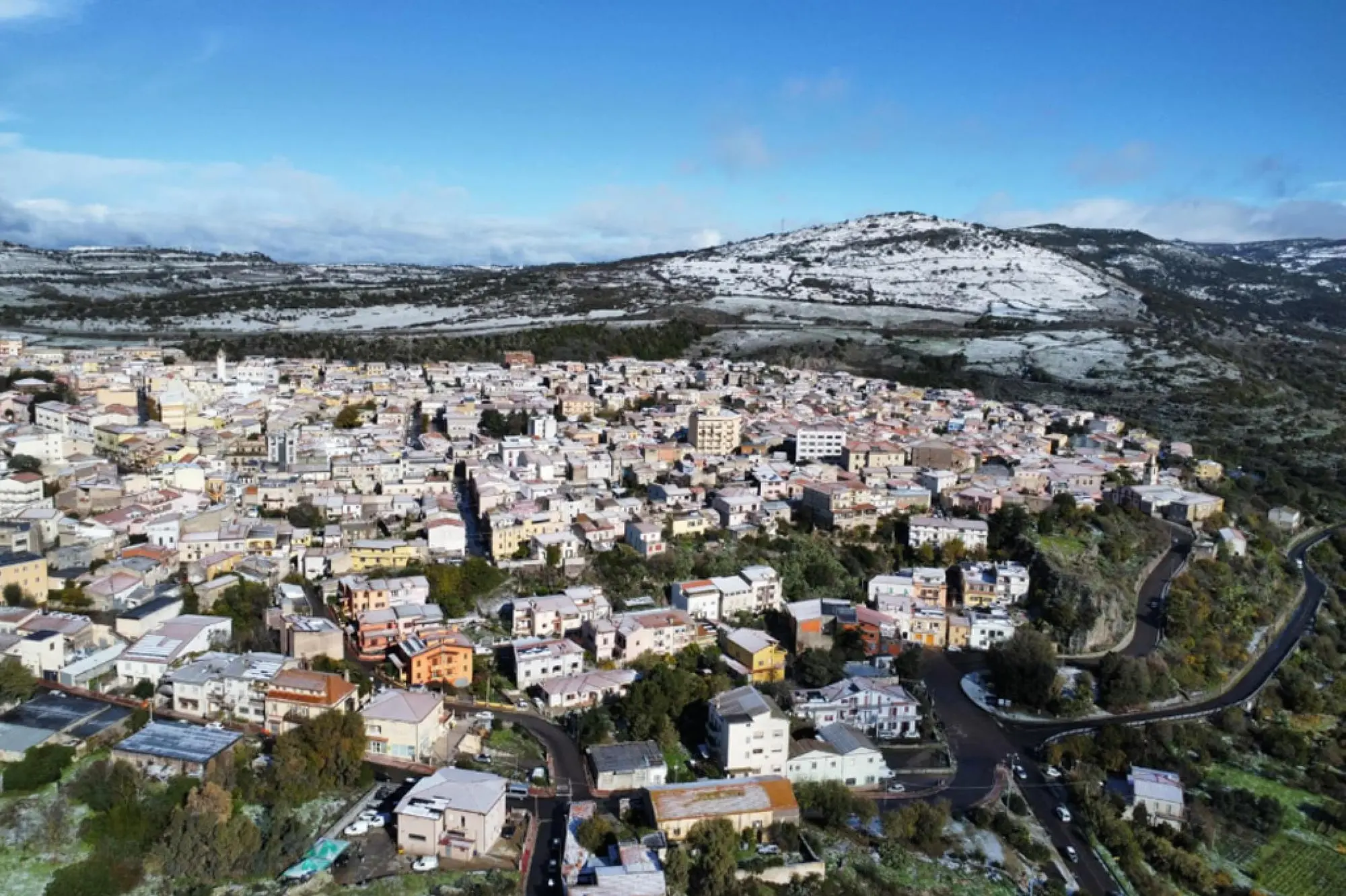 Macomer con la neve, 22 novembre 2025. ANSA ++ANSA - FOTO DA UTILIZZARE SOLTANTO OGGI PER ILLUSTRARE LA NOTIZIA DEL TITOLO. LA FOTO NON PUO' ESSERE VENDUTA, NE' ARCHIVIATA, NE' UTILIZZATA PER ALTRE NOTIZIE+++ (NPK)