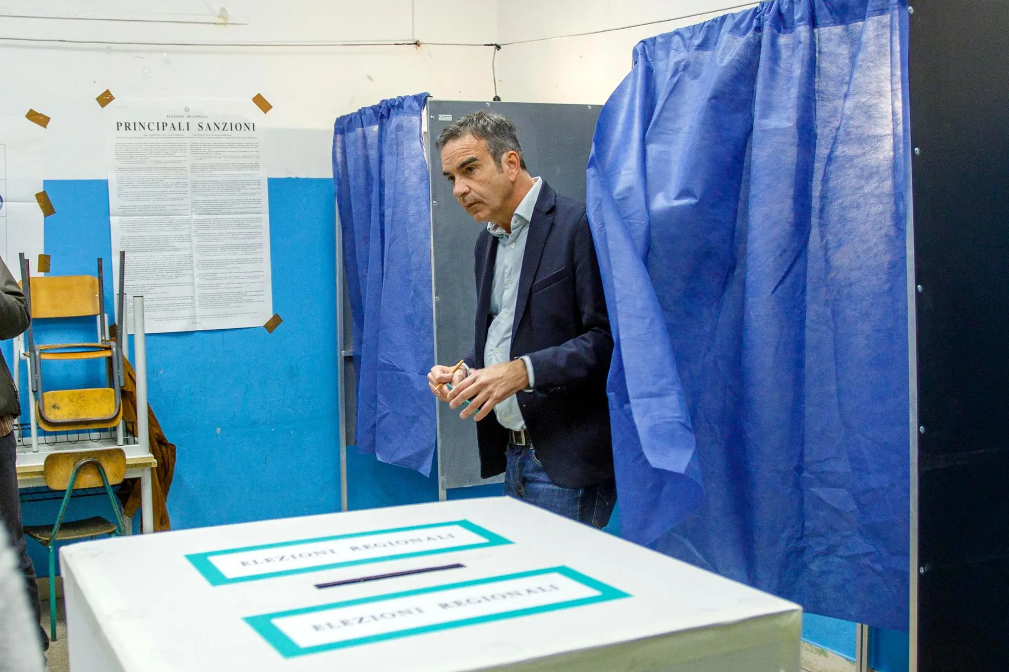 Il presidente uscente della Regione Calabria e candidato del centrodestra Roberto Occhiuto durante il voto, nella Scuola Elementare "C. Alvaro", Cosenza, 5 ottobre 2025. ANSA/ FRANCESCO ARENA