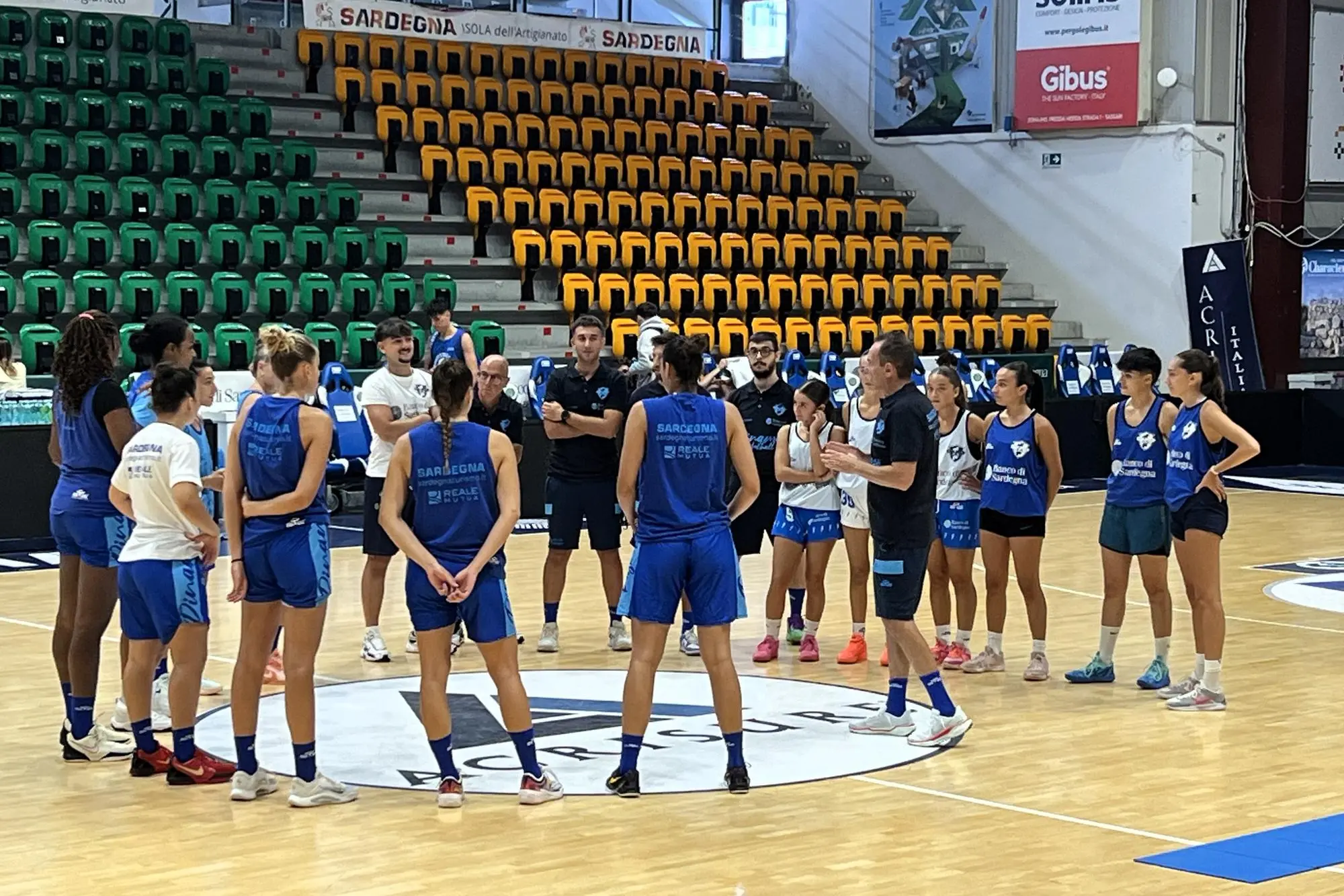 La Dinamo Women al PalaSerradimigni con il coach Citrini (foto G. Marras)