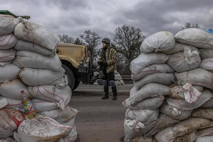 Un checkpoint nella zona di Kiev (Ansa)