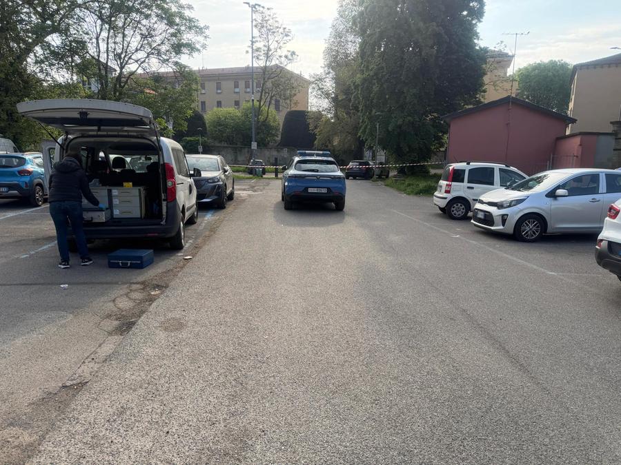 Ragazzo di 25 anni ucciso in un parcheggio: indagini in corso