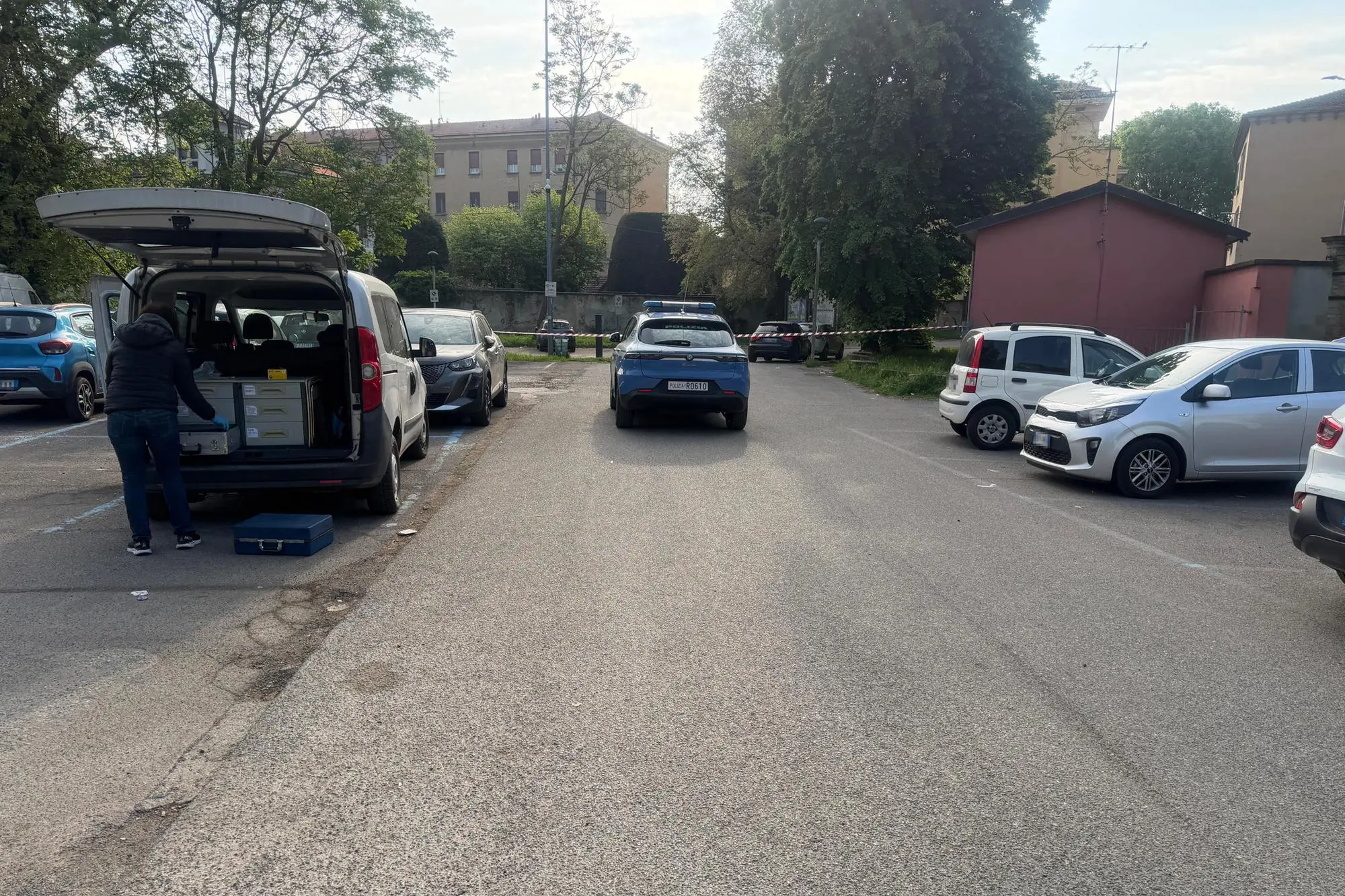 I rilievi della Polizia nel parcheggio dove è avvenuto l'omicidio (Ansa-Paviapress)