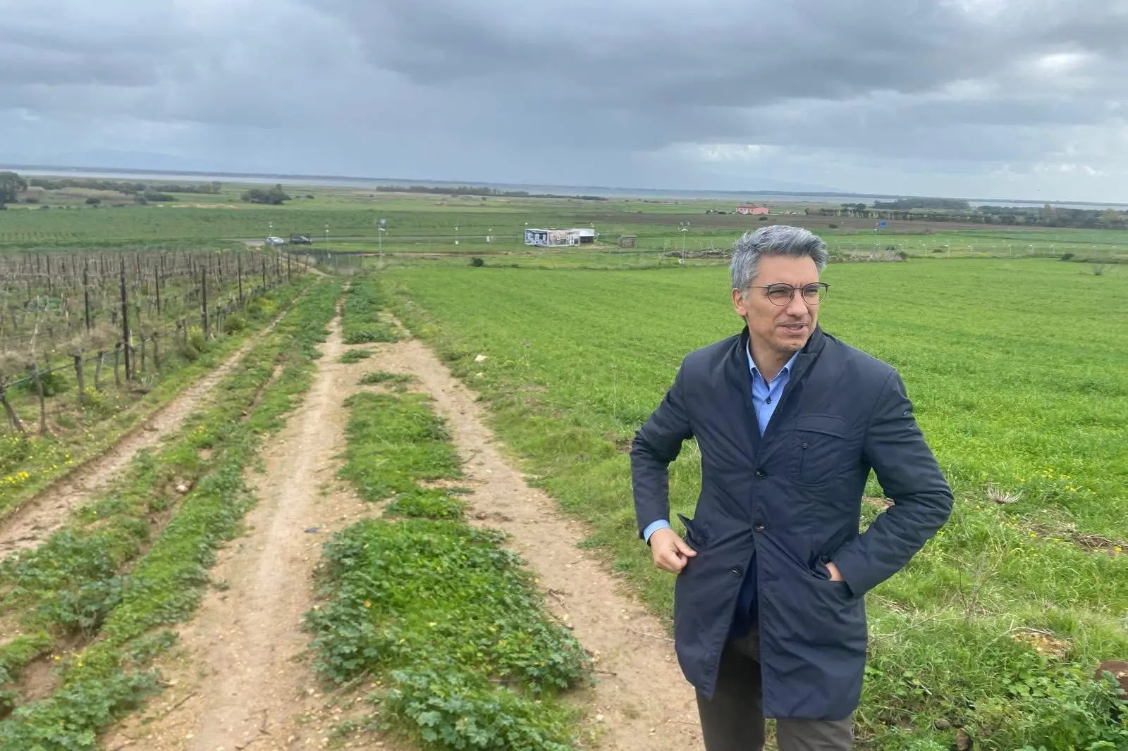 Il sindaco di Cabras nelle terre adiacenti al sito archeologico (foto Pinna)