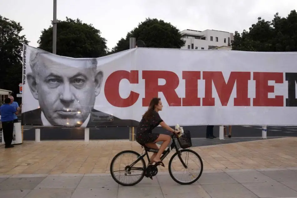 Uno striscione contro il Premier israeliano Netanyahu. (Foto Ansa)