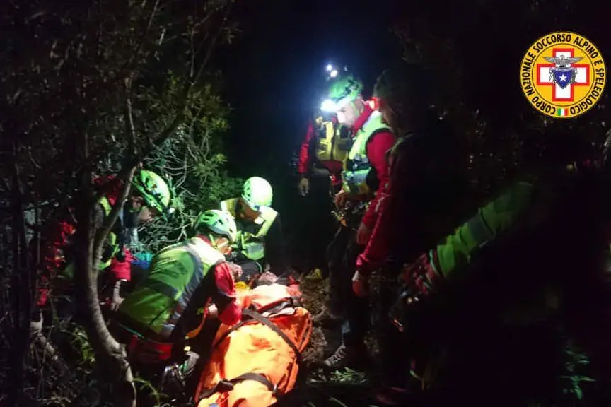 Il soccorso del ferito (foto corpo nazionale soccorso alpino e speleologico)