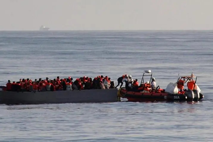 Un barcone con circa 100 immigrati soccorsi nelle ultime ultime ore (MSF Twitter, via Ansa)