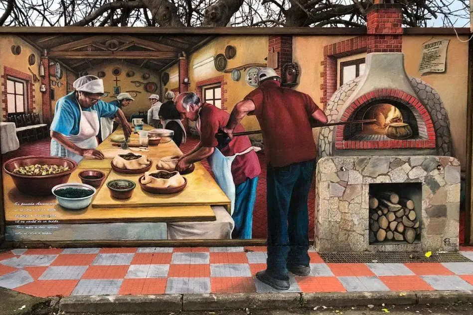 Il murale che celebra la panada (foto L'Unione Sarda-Ena)