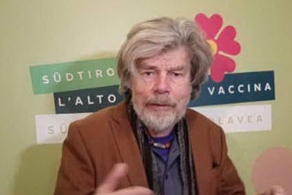 Messner si vaccina con AstraZeneca: &quot;Ne usciamo solo uniti&quot;