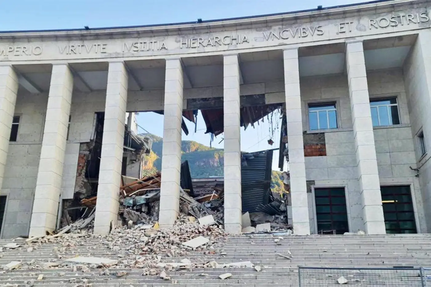 Il palazzo del tribunale di Bolzano dopo il crollo (foto vigili del fuoco via Ansa)
