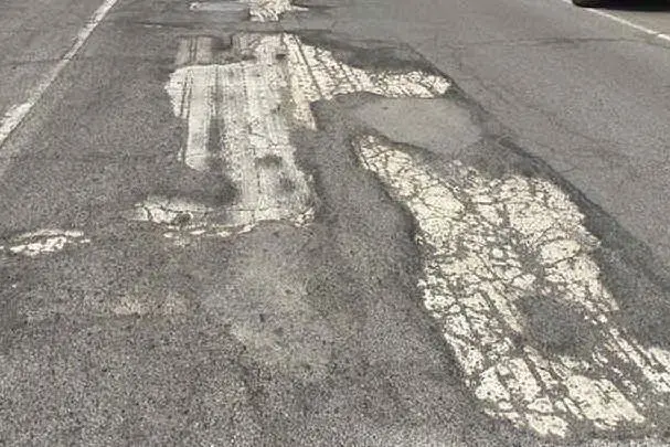Le buche nelle strade di Cabras