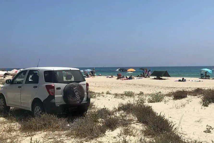 Il Suv parcheggiato sulla spiaggia di Costa Rei