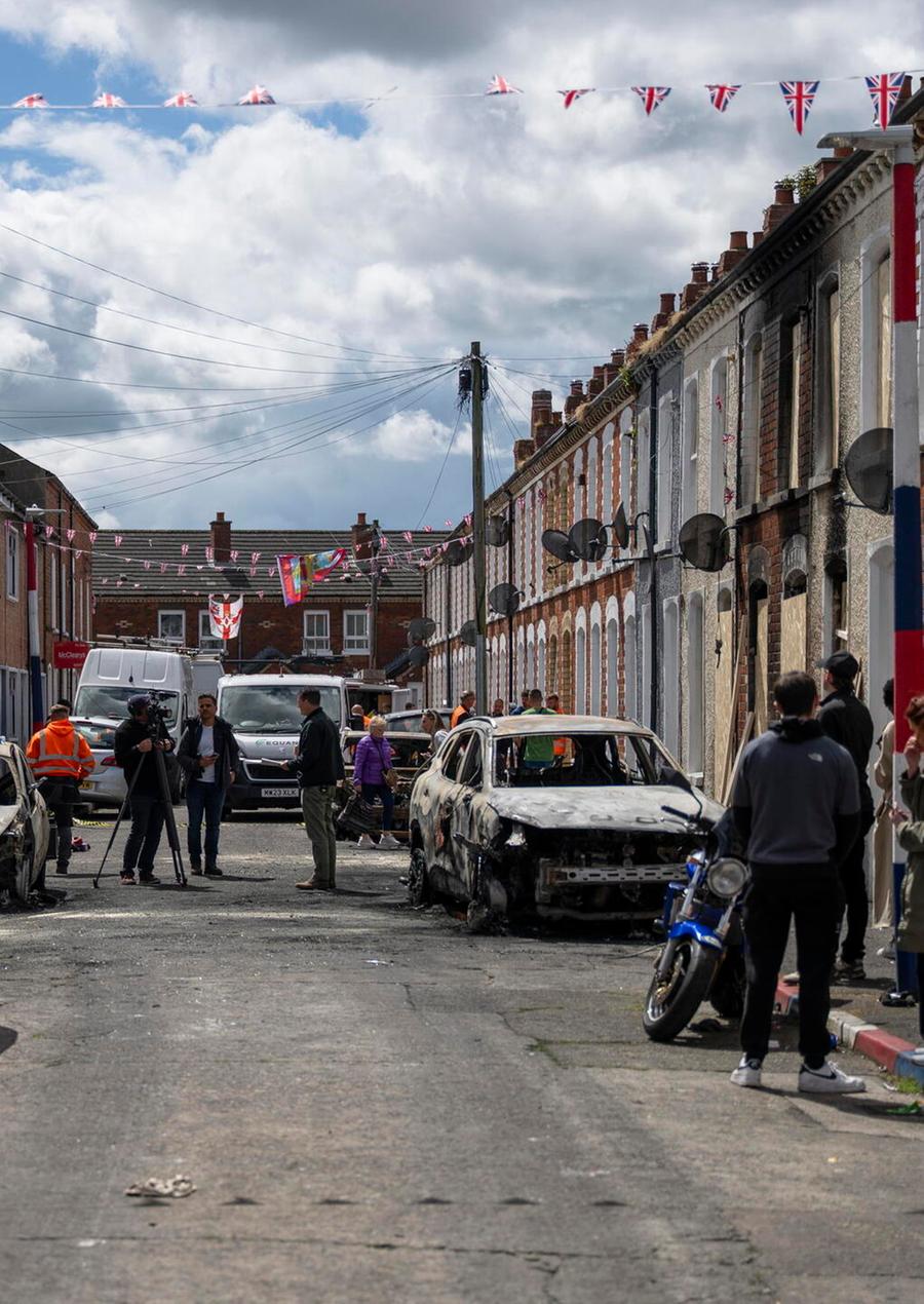 A Belfast caccia agli stranieri e scontro Starmer-Farage