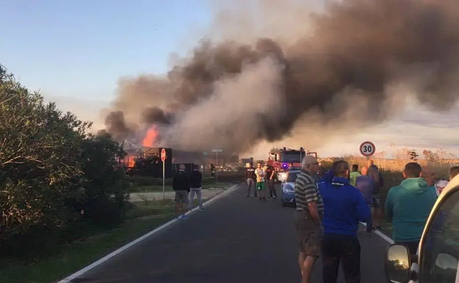 Il fumo sprigionato dall'incendio