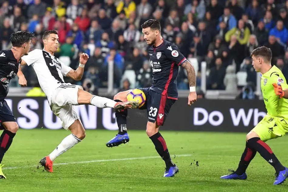 Cristiano Ronaldo in azione contro il Cagliari (Ansa)