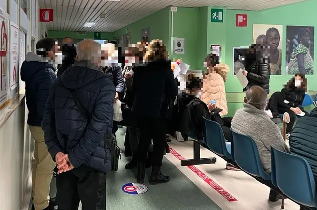 Una delle file che si sono create in ospedale questa mattina (L'Unione Sarda)