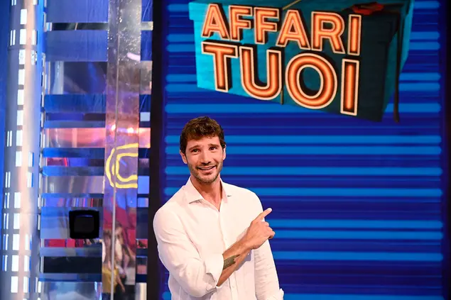Stefano De Martino nello studio di Affari Tuoi (Ansa)