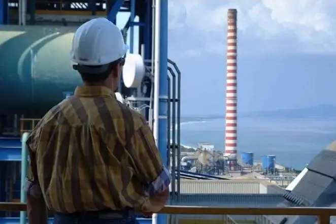 La centrale a carbone Fiume Santo, a Porto Torres (archivio L'Unione Sarda)