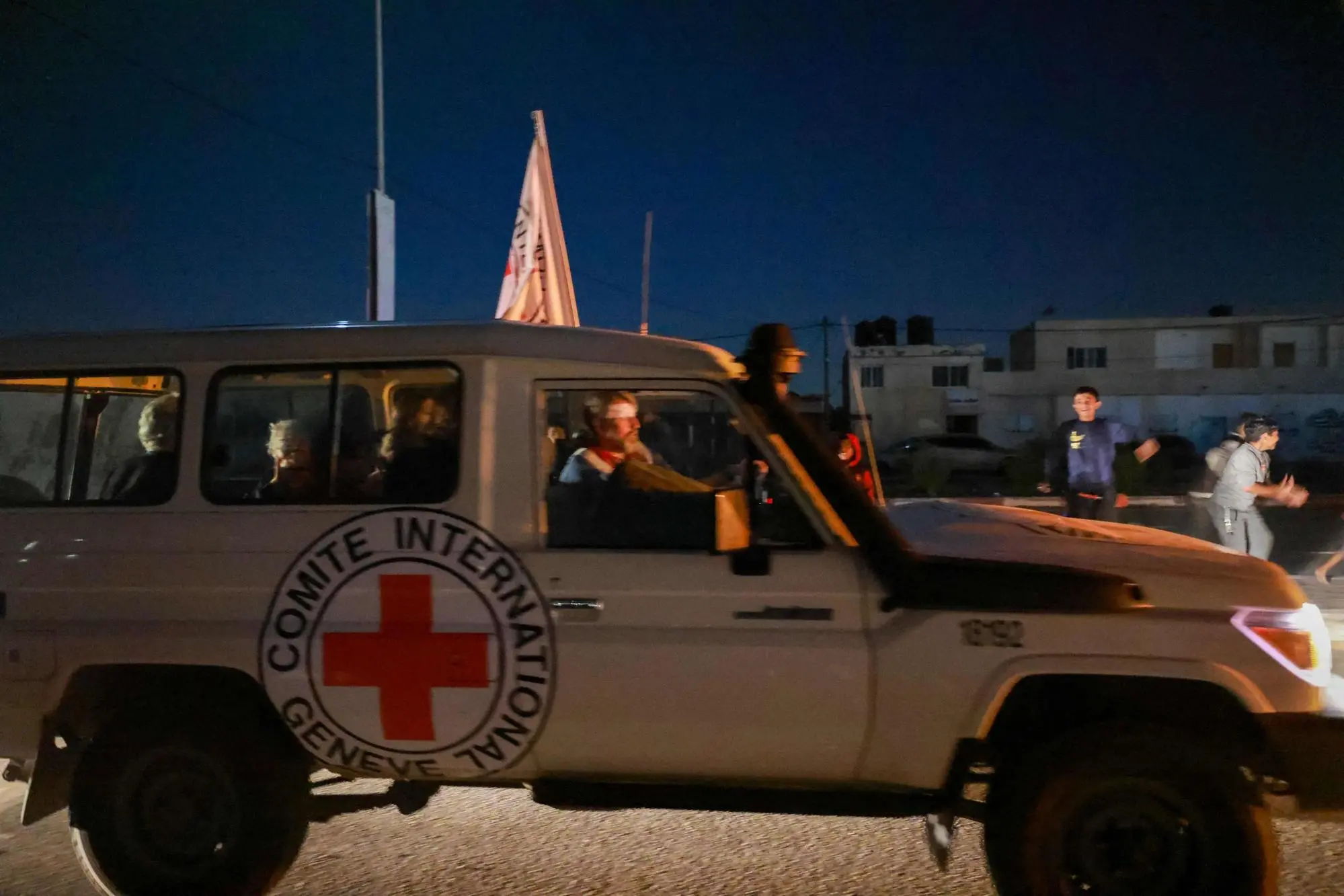 Un mezzo della Croce Rossa con a bordo alcuni ostaggi liberati (Ansa - Afp)
