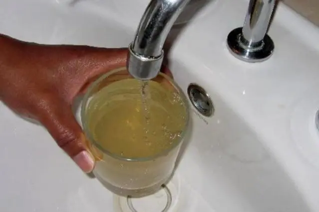 Acqua gialla dai rubinetti