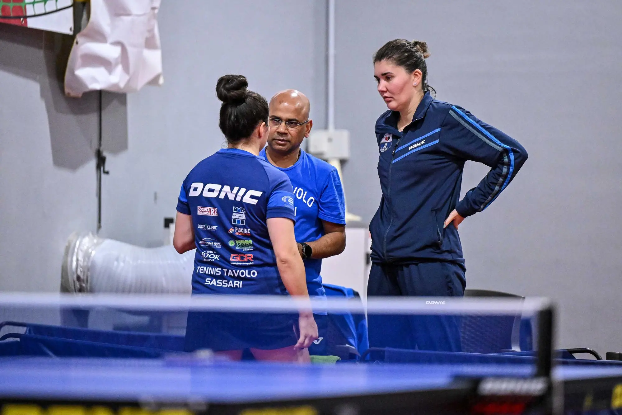 L'allenatore del TT Sassari Provas Mondal con Tatiana Garnova e, di spalle, Irina Ciobanu (Foto Luigi Canu per TT Sassari)