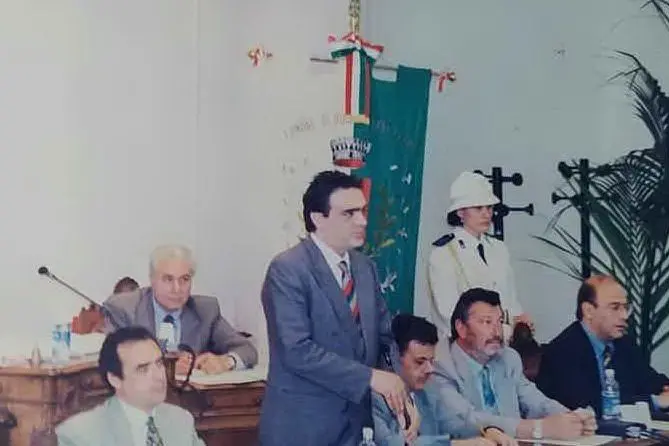 Castelli (il secondo a sinistra del sindaco), in una riunione del consiglio (foto Daga)