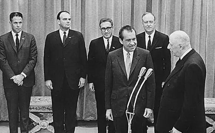 Al seguito del presidente Richard Nixon durante l'incontro con Charles De Gaulle