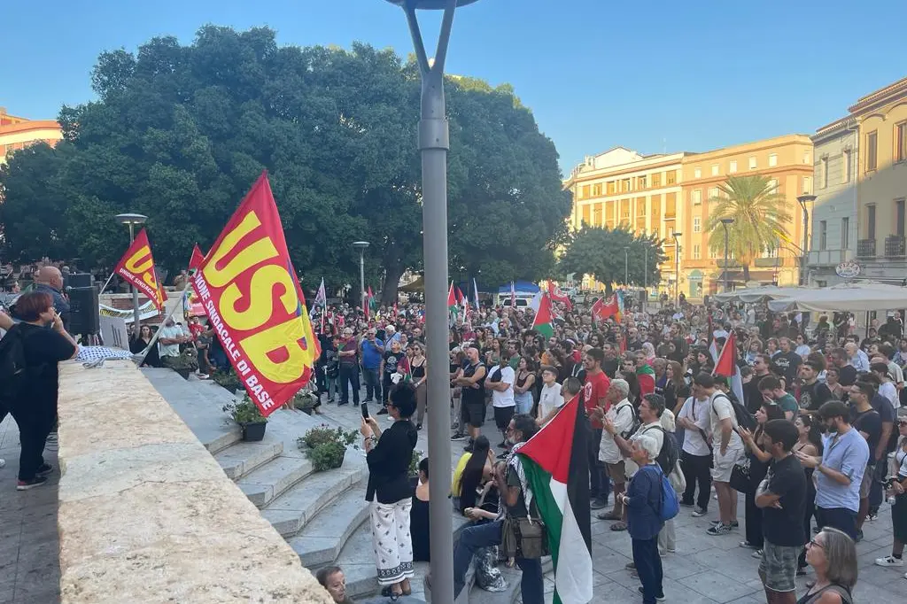 La manifestazione in piazza Garibaldi