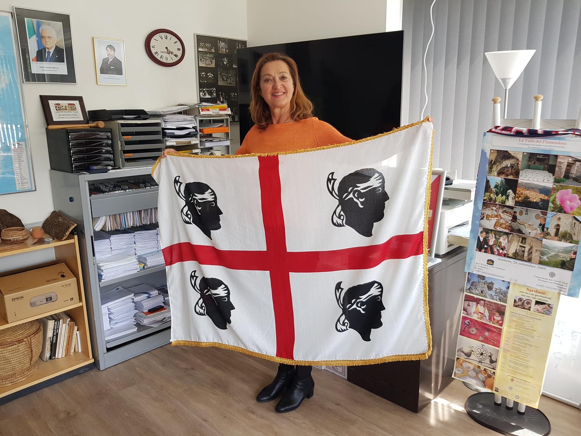 Cristina Ricci con la bandiera dei Quattro mori (foto concessa)