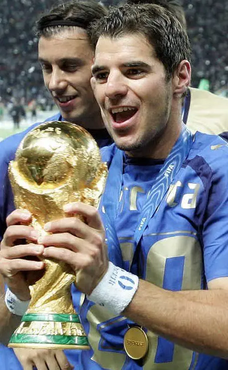 Simone Perrotta alza la coppa a Berlino 2006 (Ansa)