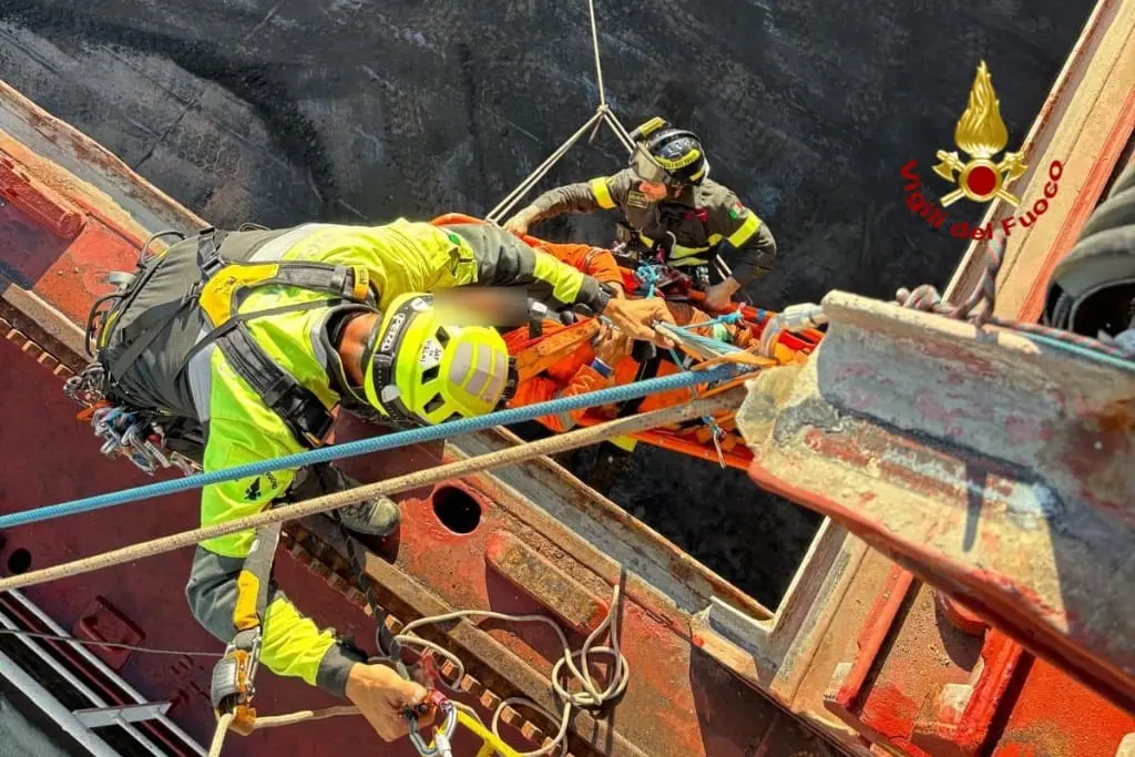 L'intervento dei vigili del fuoco a Portovesme