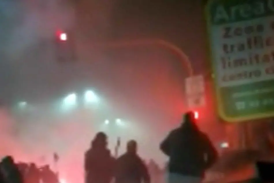 Un fermo immagine di un video degli scontri (Ansa)