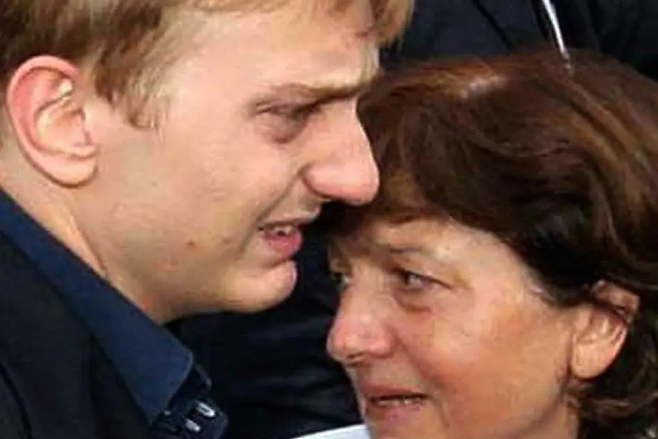 Alberto Stasi con la madre di Chiara Poggi