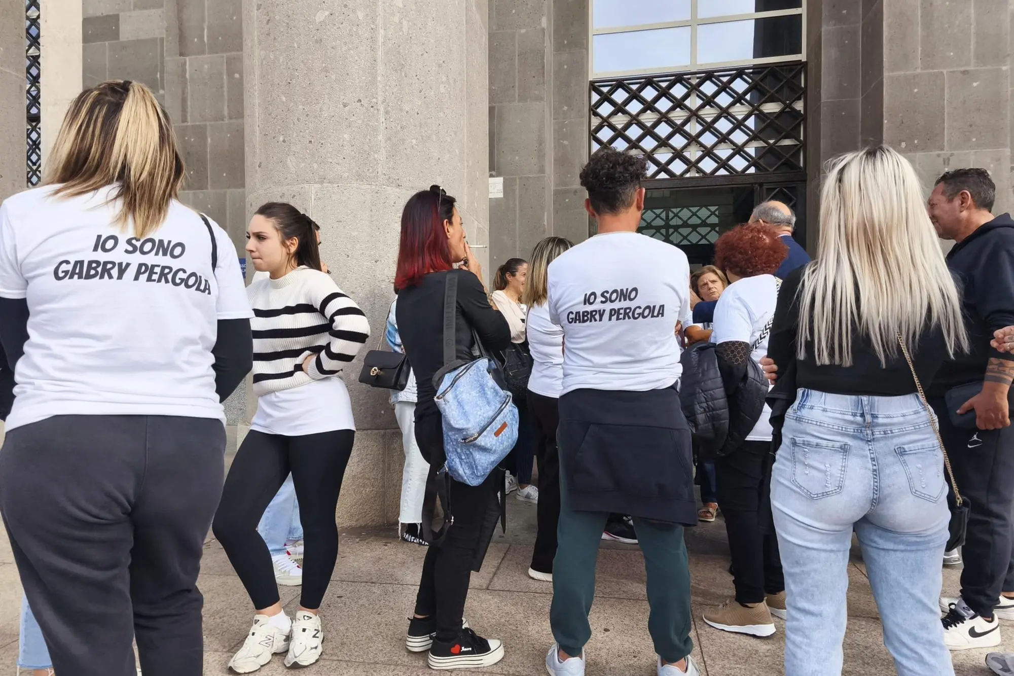 Gli amici di Gabriele Pergola, la vittima, fuori dal Tribunale (Foto: Pinna)