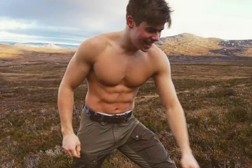 Il giovane immortalato mentre fa trekking in Scozia (foto da Instagram @artchatto)