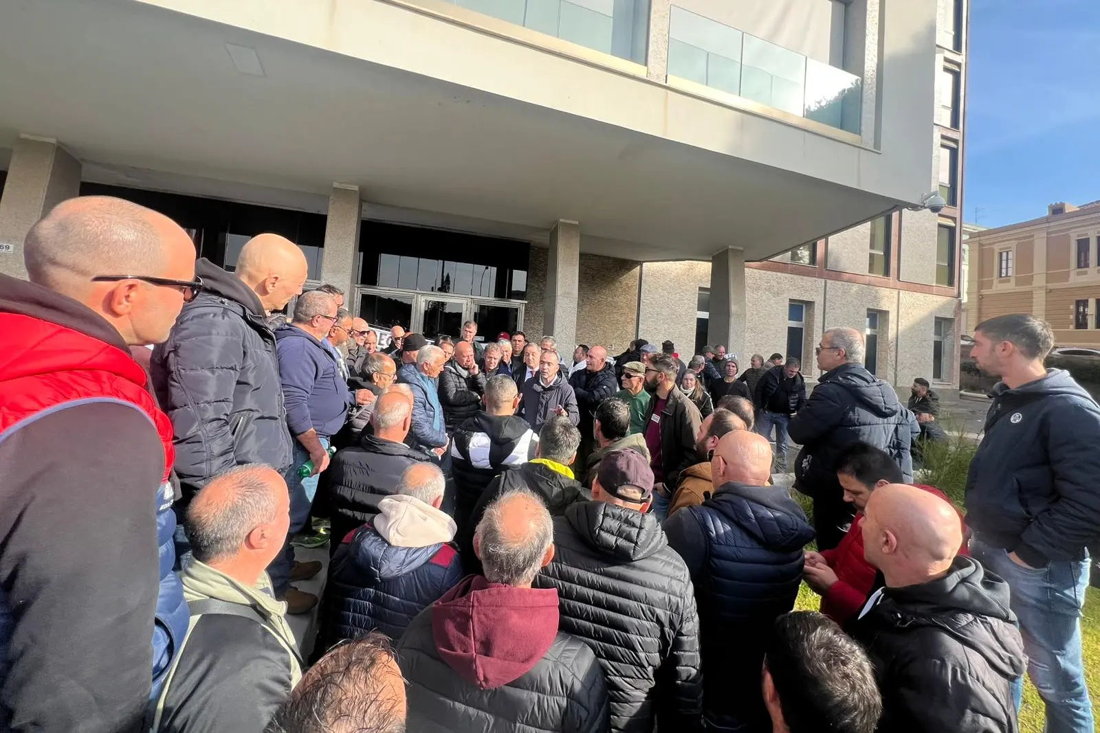 Il sit-in di cooperative e associazioni della pesca lagunare sotto il palazzo della Regione Sardegna in viale Trento a Cagliari (foto Francesca Melis)