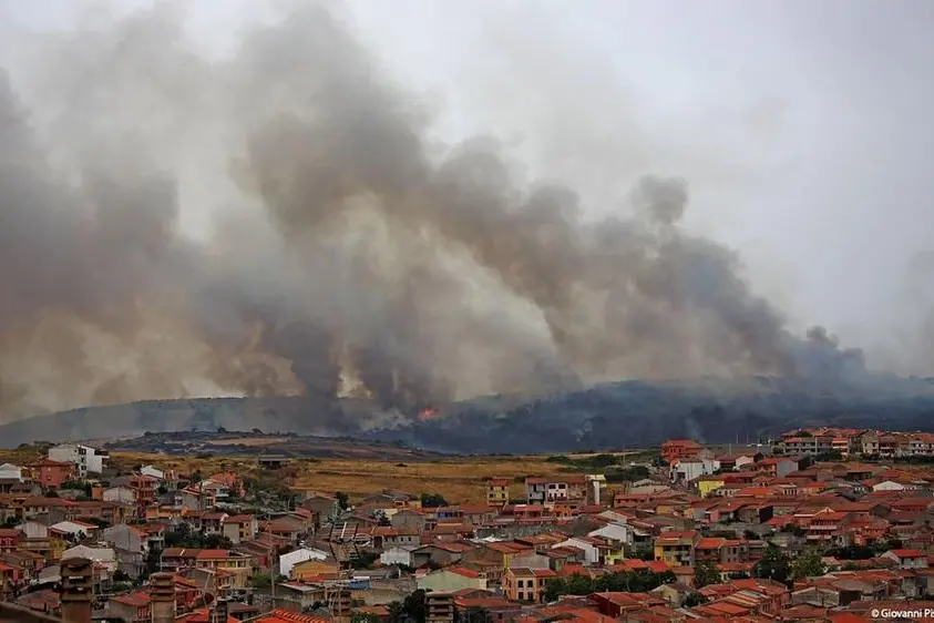 Uno degli incendi di questi giorni (foto L'Unione Sarda)