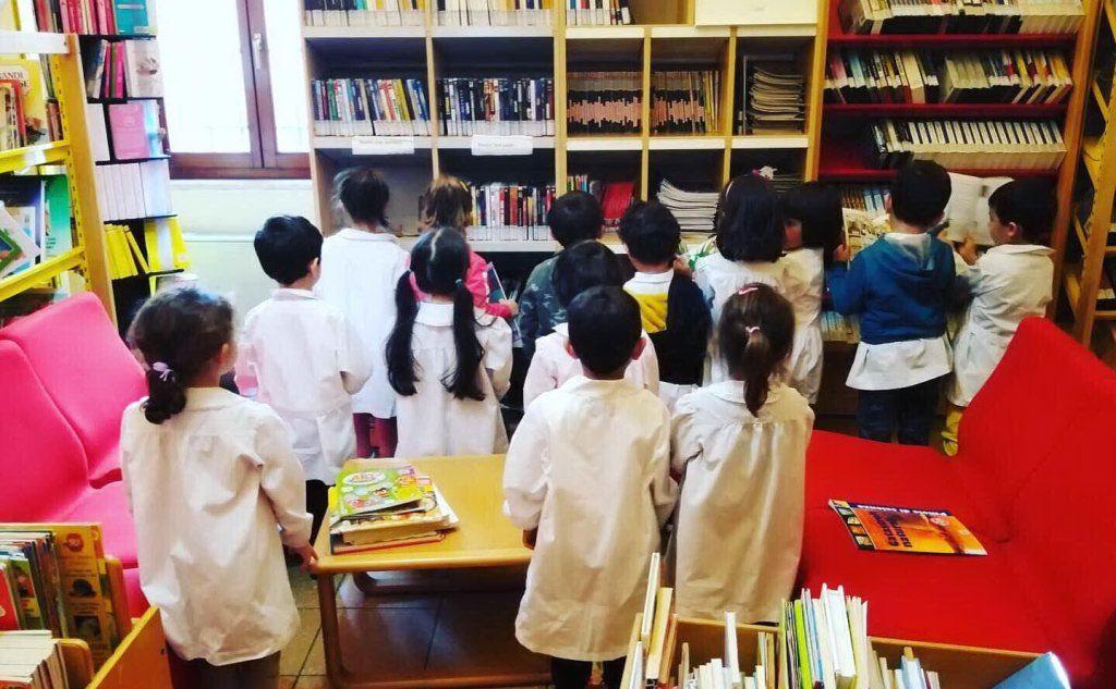 Bambini in biblioteca (foto archivio L'Unione Sarda)