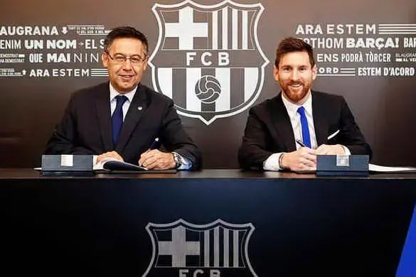 Bartomeu con Lionel Messi (Ansa)