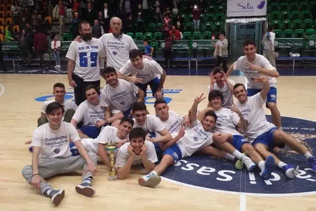 Guglielmo Roggiani con la squadra campione giovanile di Sardegna (foto Marras)