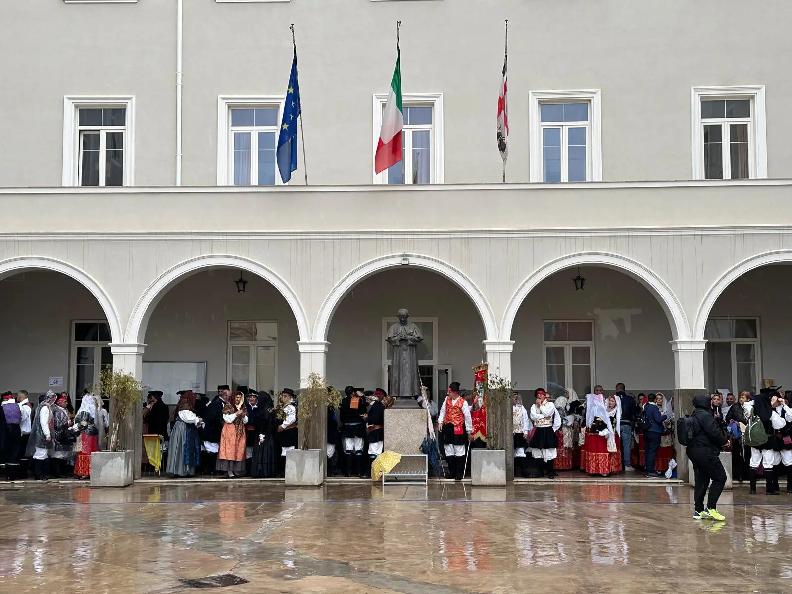 I gruppi all'istituto salesiano (foto L'Unione Sarda)